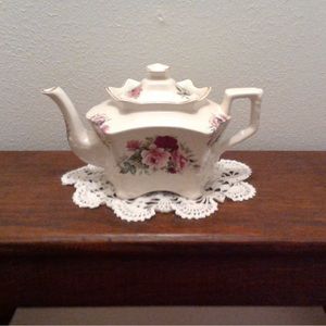 Rose Tea Pot-Crown Oakes Design, made in England.  Off white w/ pink & red roses